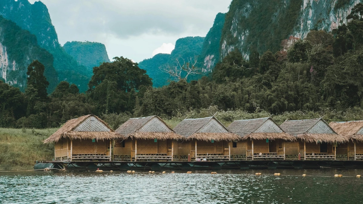 Khao Sok schwimmendes Hotel mit Bambushütten