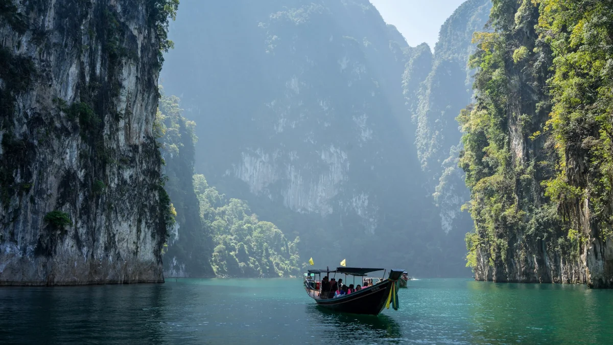 Khao-Sok-Nationalpark: Boot auf dem Wasser zwischen den Kalksteinfelsen