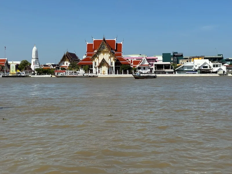 Temple and Chao Phraya River, a perfect location for 4-star hotels in Bangkok