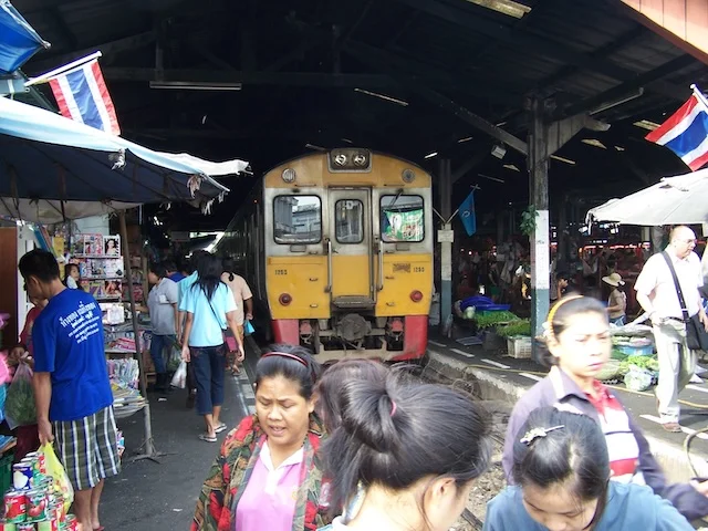 Mae klong train market