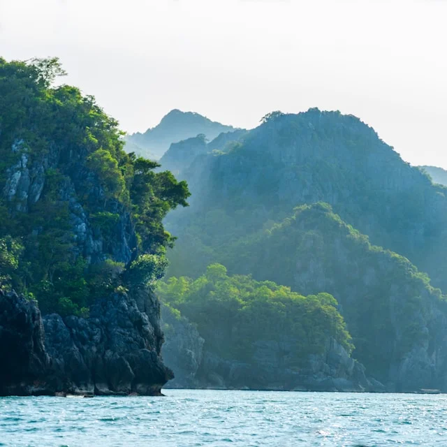 Kalksteenrotsen in het Ang Thong National Park, excursie vanuit Samui