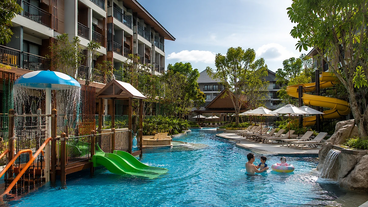 Chiang Mai familiehotel met een familie in het zwembad