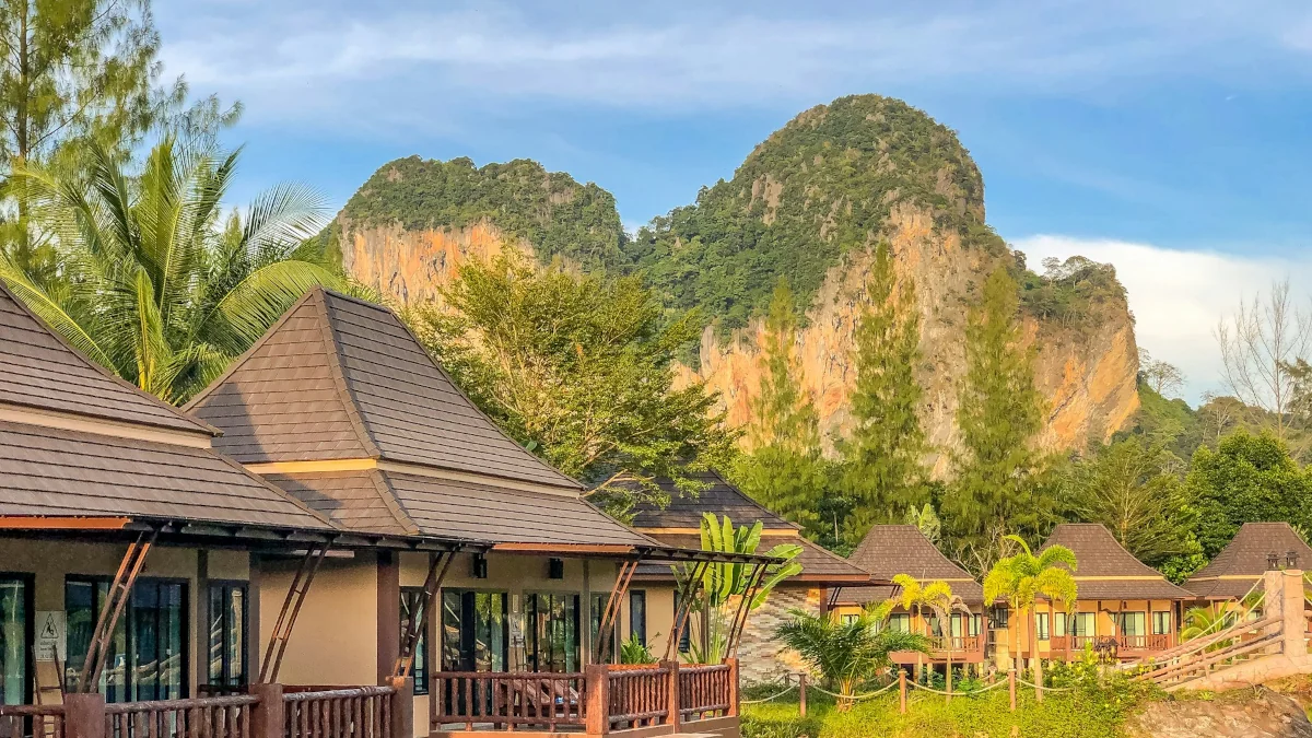 Hotel in Krabi: bungalows with rocks in the background