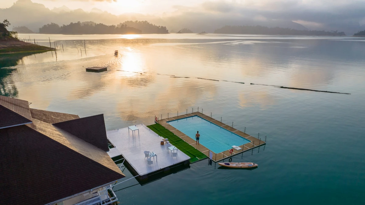 Khao Sok drijvend hotel met zwembad bij zonsondergang
