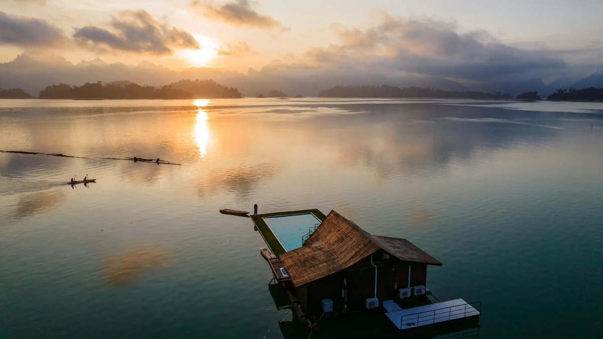 romantisch, drijvend hotel in Khao Sok bij zonsondergang