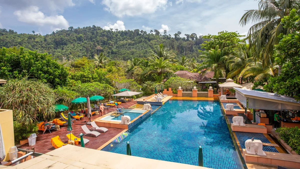 Krabi Adults-only-Hotel mit Pool und Hügeln im Hintergrund