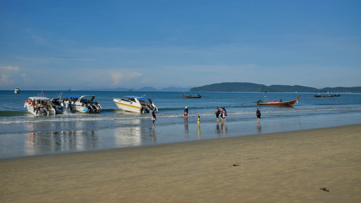Krabi Ao Nang beach met boten en toeristen