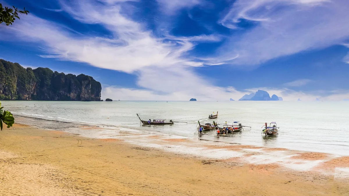 Longtail boten op een Krabi strand