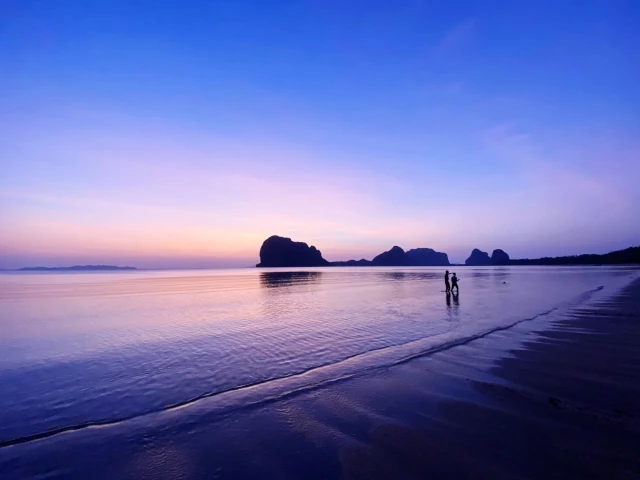 Krabi excursie s' avonds; koppel op het strand