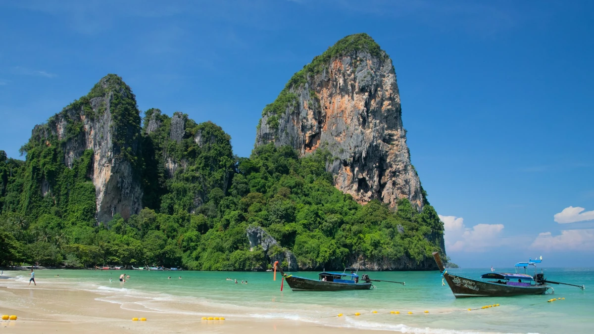 Krabi Ralay beach longtail boten en mensen in de zee