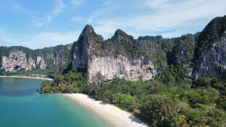 Zicht vanuit de lucht op Railay beach in Krabi