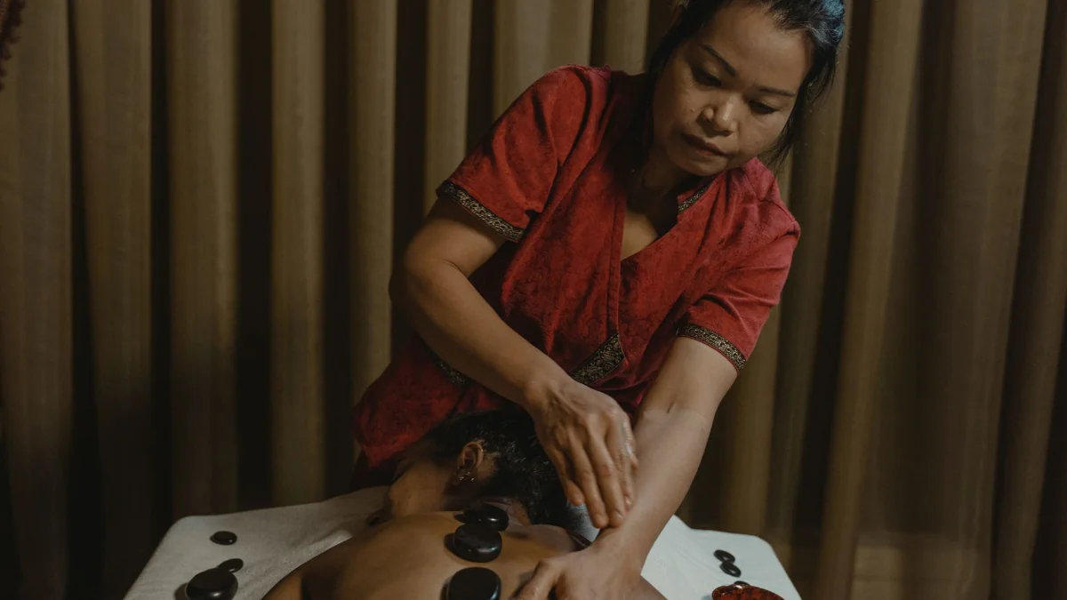 Thaise massage met massagestenen in een spa & wellness hotel in Thailand