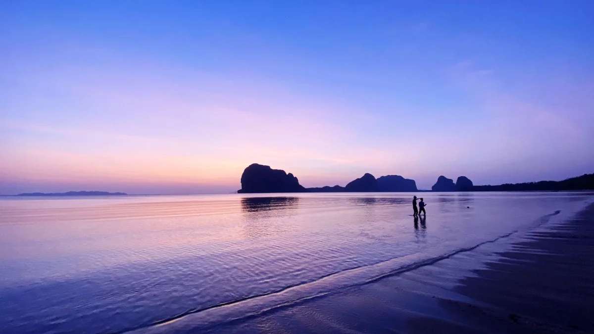 Krabi strand bij zonsondergang