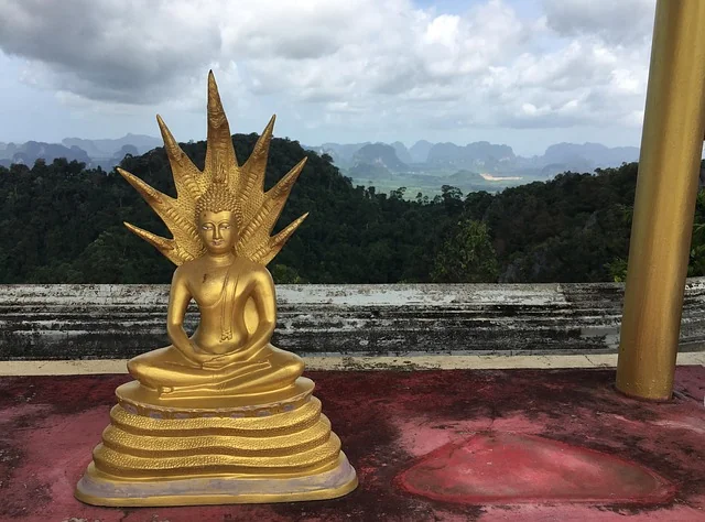 Krabi tiger cave tempel zicht op een Boeddhabeeld en bergen op de achtergrond