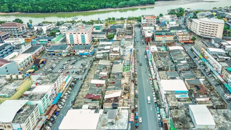 Krabi stad; zicht vanuit de lucht